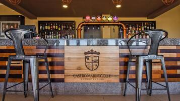 Casa conforto, 2 quartos | Bar (na propriedade)