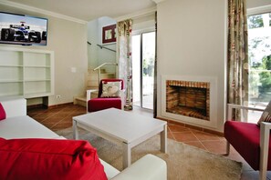 Comfort House, 2 Bedrooms | Living room | Fireplace