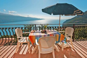Classic Apartment, 3 Bedrooms | Outdoor dining - Residence La Rotonda, Tignale (Tignale)