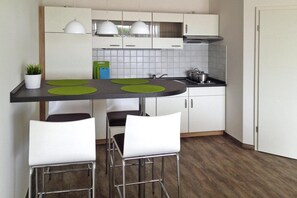 Klassiek appartement, 2 slaapkamers | Privékeuken | Een koelkast, een koffiezetapparaat/waterkoker, een waterkoker