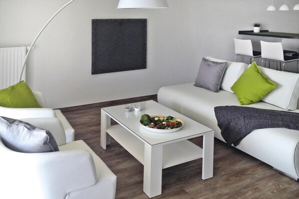 Classic Apartment, 2 Bedrooms | Living room