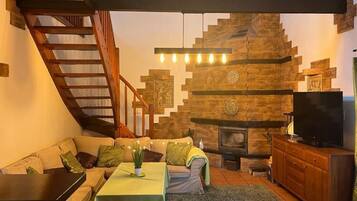 Classic House, 5 Bedrooms | Living room | Fireplace