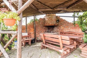 Classic House, 5 Bedrooms | Outdoor dining - Comfortable Holiday Home on Lake Jamno, Podamirowo (gmina Będzino)