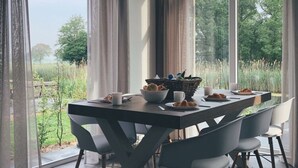 經典單棟小屋, 2 間臥室 | 用餐區
