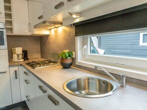 Classic Bungalow, 2 Bedrooms | Dapur peribadi | Peti sejuk, pembancuh kopi/teh 
