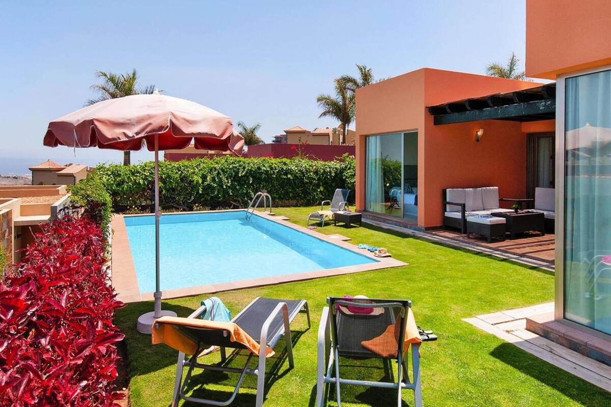 Una piscina techada, una piscina al aire libre