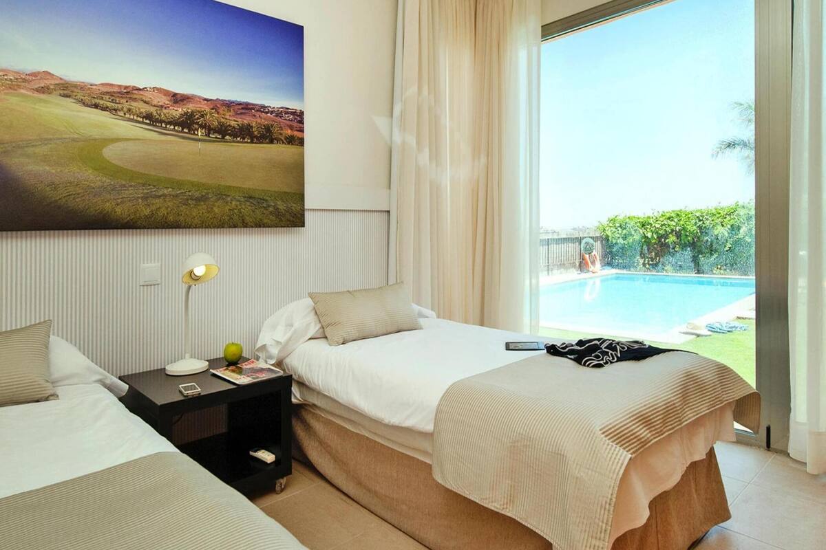 2 habitaciones, muebles diferentes y ropa de cama