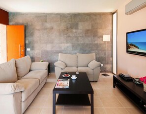 Classic Mobile Home, 2 Bedrooms | Living room