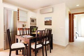 Lemari es, microwave, oven, dan kompor