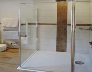 Comfort Apartment, 2 Bedrooms | Bathroom | Shower