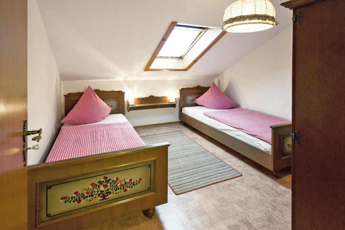Deluxe Apartment, 2 Bedrooms | 7 bedrooms, bed sheets