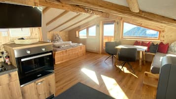 Classic Apartment, 1 Bedroom | Dining