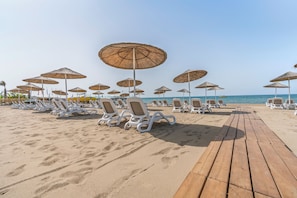 Plage privée, navette gratuite vers la plage, chaises longues, parasols
