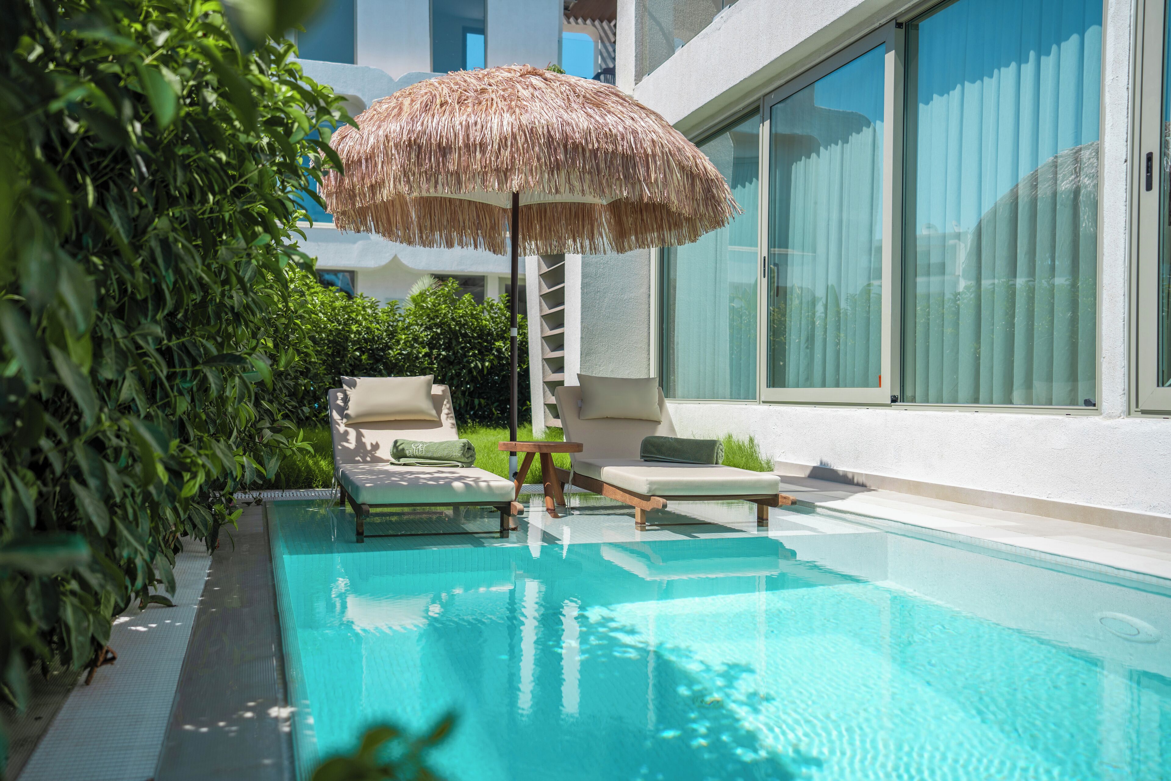 Una piscina al aire libre de temporada