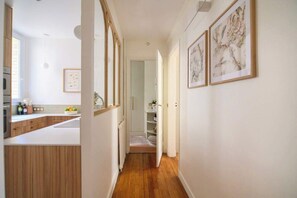 Fridge, microwave, oven, dishwasher - Deco St Antoine (Paris)