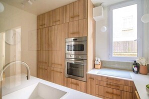 Réfrigérateur, four à micro-ondes, un four, lave-vaisselle