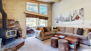 Condo, várias camas, lareira, vista para a montanha (Mountain Chateau Retreat) | Área de estar | TV de tela plana 42 polegadas com canais digitais, lareira