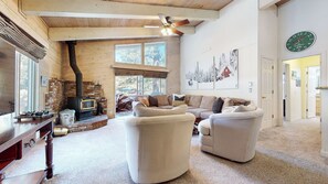 Apartment, Mehrere Betten, Kamin, Bergblick (Mountain Chateau Retreat) | Wohnbereich