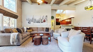 Apartment, Mehrere Betten, Kamin, Bergblick (Mountain Chateau Retreat) | Wohnbereich