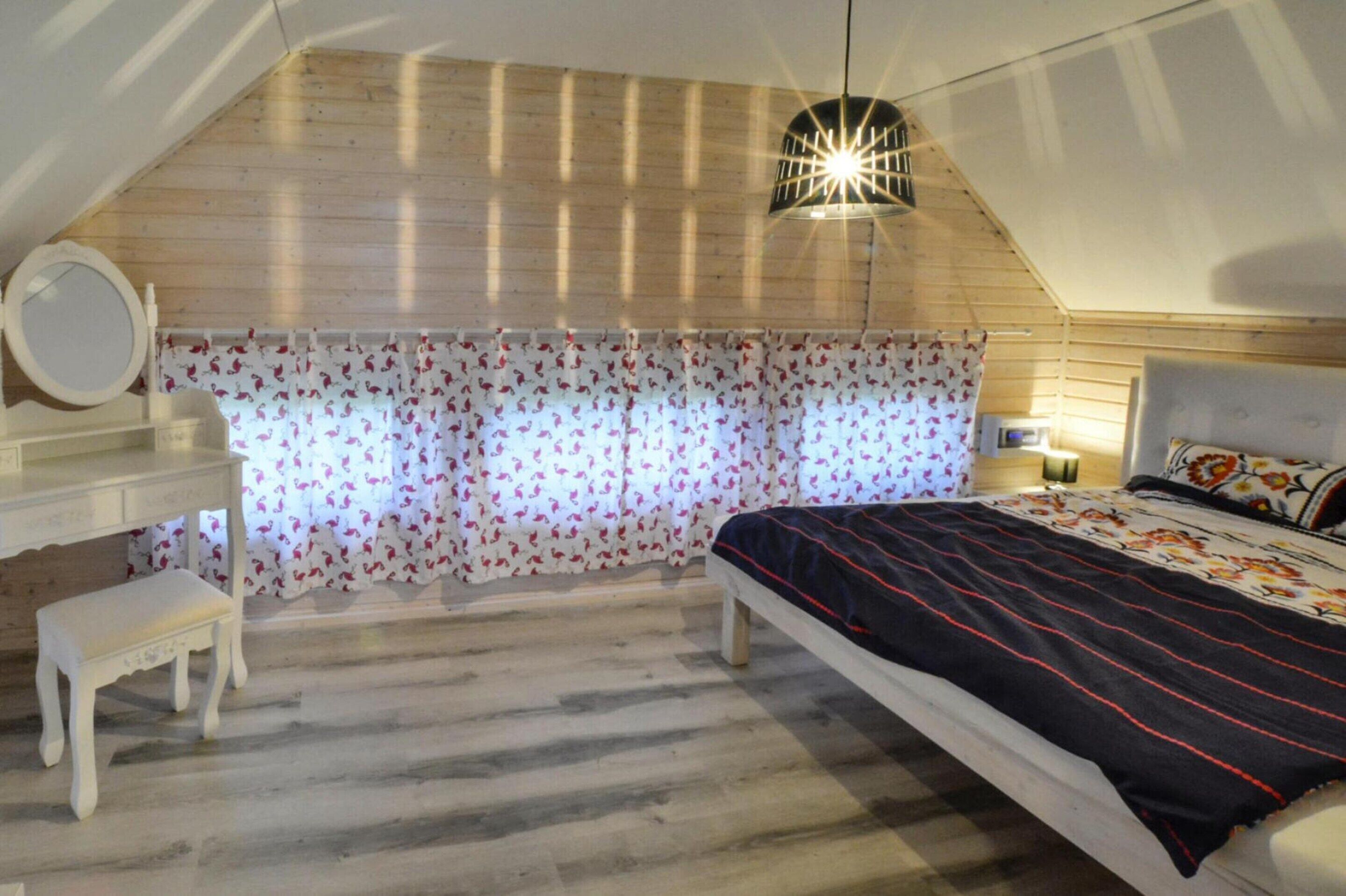 4 habitaciones, muebles diferentes y ropa de cama 