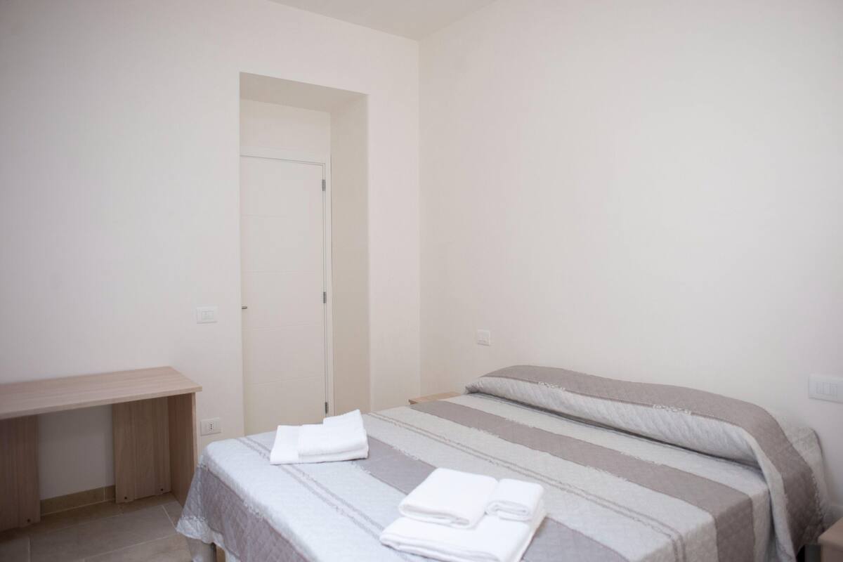 6 bedrooms, individually furnished, iron/ironing board
