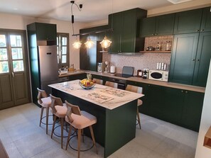 Nhà phong cách cổ điển, 2 phòng ngủ | Bếp riêng | Tủ lạnh, lò vi sóng, lò nướng, máy rửa bát