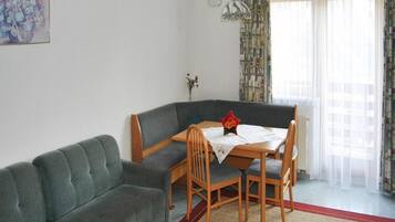 Deluxe Apartment, 2 Bedrooms | Living room