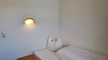 6 bedrooms, bed sheets