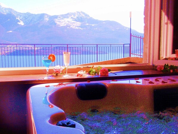 Classic Apartment, 2 Bedrooms | Interior - 3-room Apartment With Shared Pool, Large Balcony and Fantastic View of the Lake (Vercana)