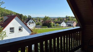 A residential area with houses, a clear sky, and a view of distant mountains. - Blockhaus, Bad Sachsa (Bad Sachsa)