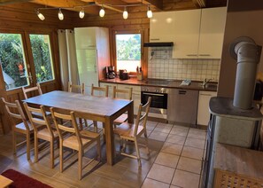 Een koelkast, een microgolfoven, een oven, een vaatwasser