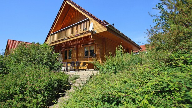 A wooden cabin with a balcony, surrounded by greenery. - Blockhaus, Bad Sachsa (Bad Sachsa)