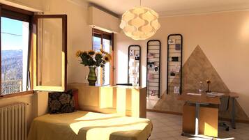 3 kamar tidur dan dilengkapi dengan perabotan berbeda-beda