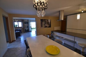 Maison Classique, 3 chambres | Cuisine privée | Réfrigérateur, micro-ondes, four, plaque de cuisson