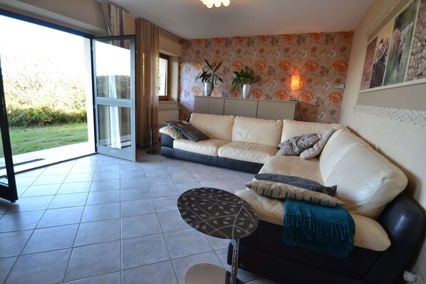 Klassiek huis, 3 slaapkamers | Woonkamer | Een open haard en een dvd-speler