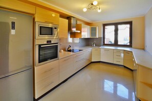 Classic House, 4 Bedrooms | Private kitchen | Fridge, microwave, oven, dishwasher - Holiday Home 200 qm, Kolobrzeg (Kołobrzeg)