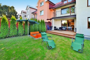 Nhà phong cách cổ điển, 4 phòng ngủ | Vườn