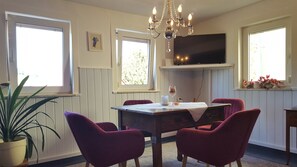 Dining - Charming Holiday Home With Natural Garden in Kaltennordheim-thuringia (Kaltennordheim)