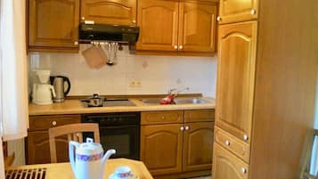Classic House, 4 Bedrooms | Private kitchen | Fridge, oven, stovetop, coffee/tea maker