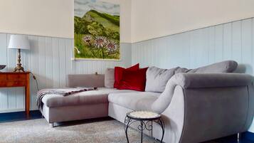 Classic House, 4 Bedrooms | Living room | Fireplace