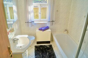 Comfort House, 4 Bedrooms | Bathroom