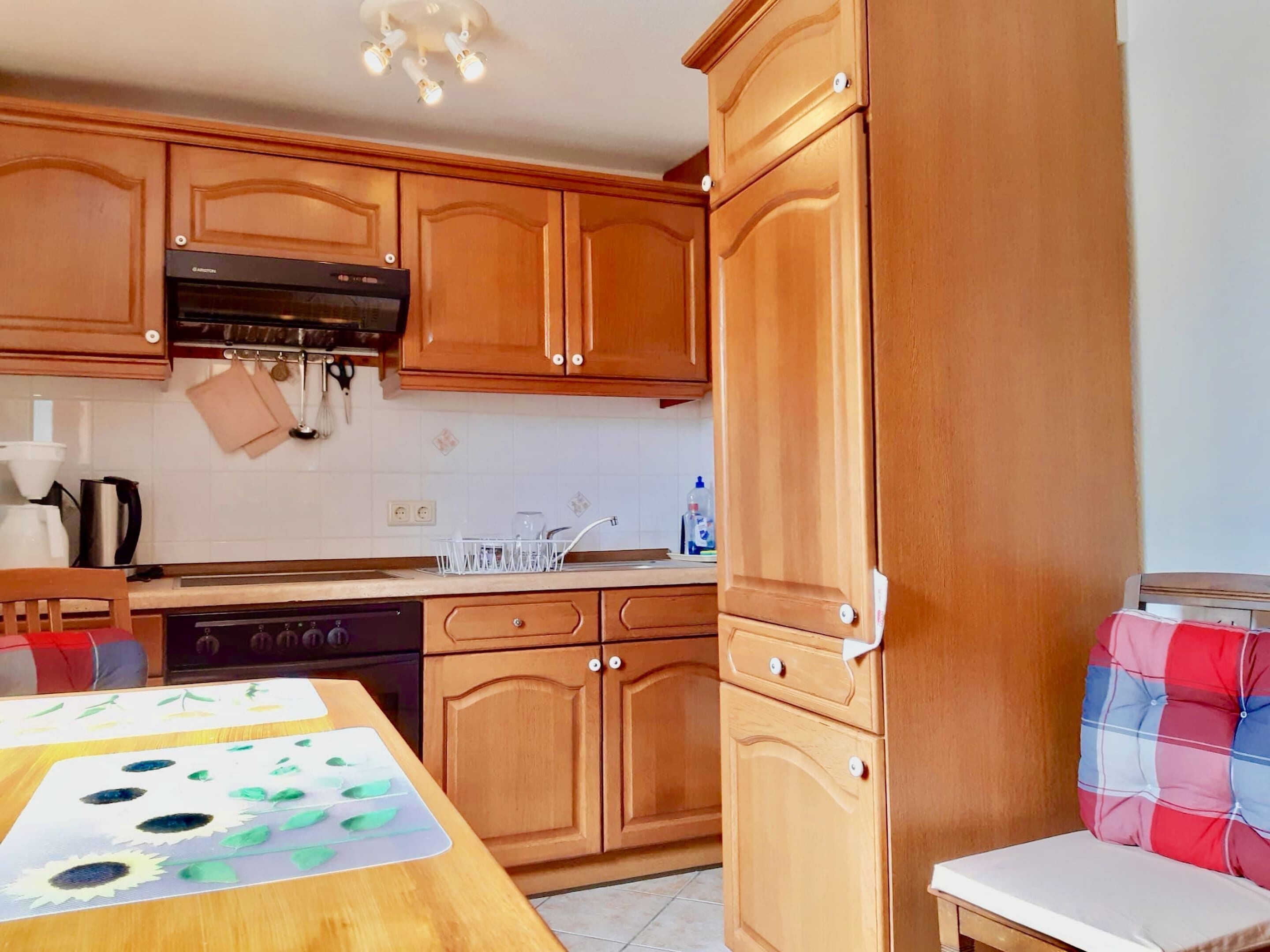 Fridge, oven, stovetop, coffee/tea maker