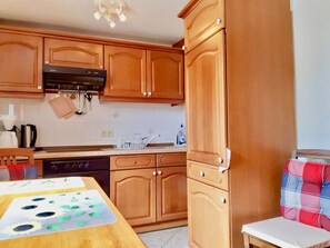 Fridge, oven, stovetop, coffee/tea maker