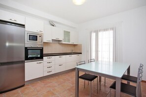 Comfort House, 2 Bedrooms | Private kitchen | Fridge, microwave, oven, stovetop