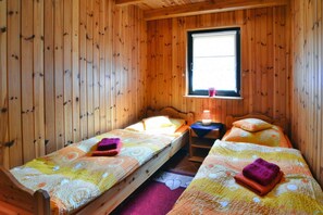 6 quartos, individualmente mobiliados, roupa de cama