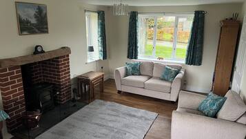 House, 3 Bedrooms, Patio | Living room | Books