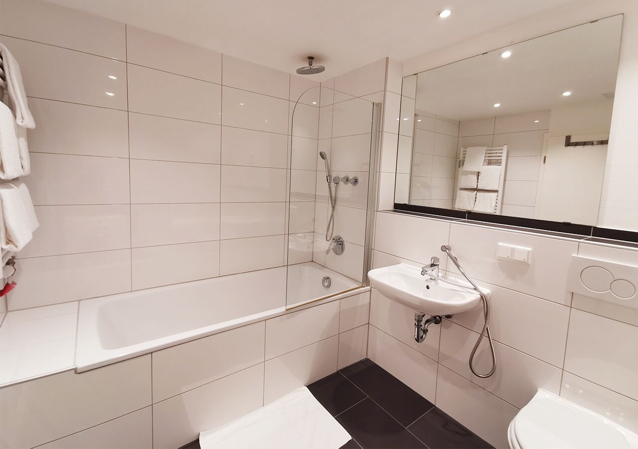 Douche, séchoir à cheveux, serviettes fournies, savon