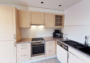 Private kitchen - CityCentral Apartment – Netflix, Dining & Shopping at Your Doorstep (Heidelberg)