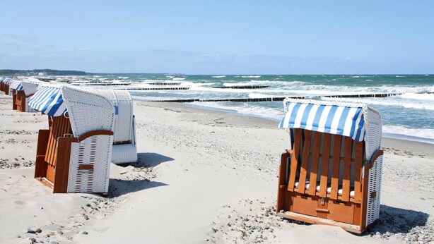 Beach chairs with striped canopies on a sandy beach. - Apartment House Calmsailing, Borgerende (Boergerende-Rethwisch)