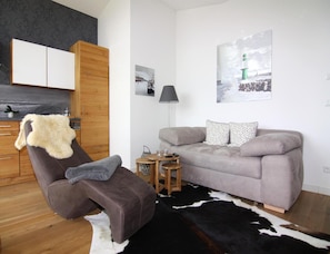 Classic Apartment, 2 Bedrooms | Living room
